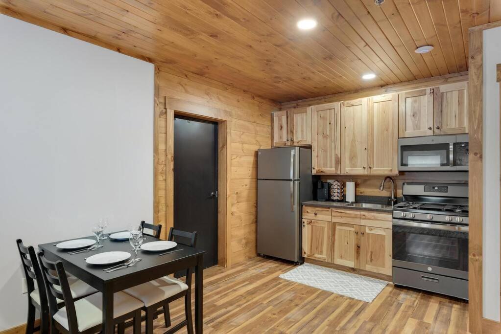 Hickory Suite - Main Street Lodge In Берлин Екстериор снимка
