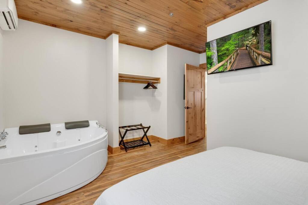 Hickory Suite - Main Street Lodge In Берлин Екстериор снимка